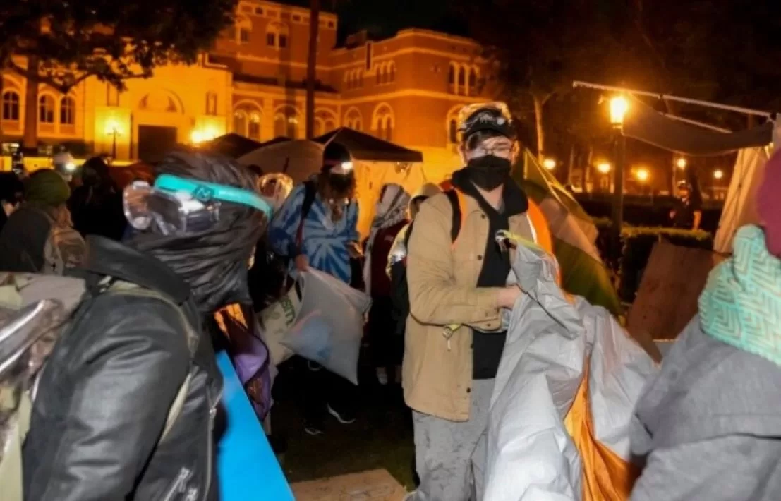 Manifestantes desalojan campamento