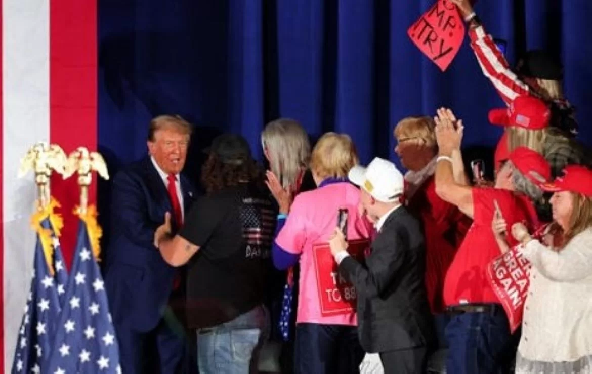 Trump advierte a migrantes