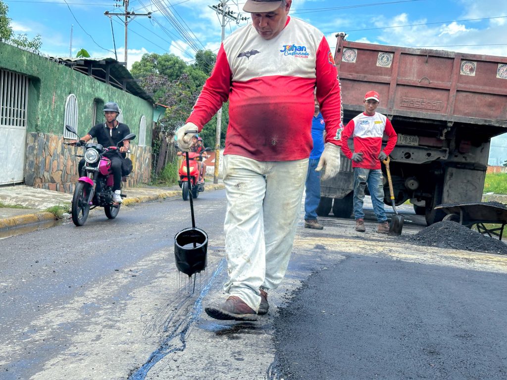 200 toneladas de asfalto en Guacara 