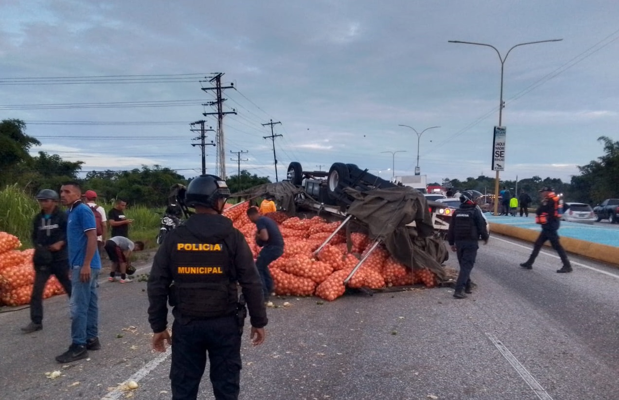 Camión cargado de cebollas volcó en la autopista Valencia - Campo Carabobo