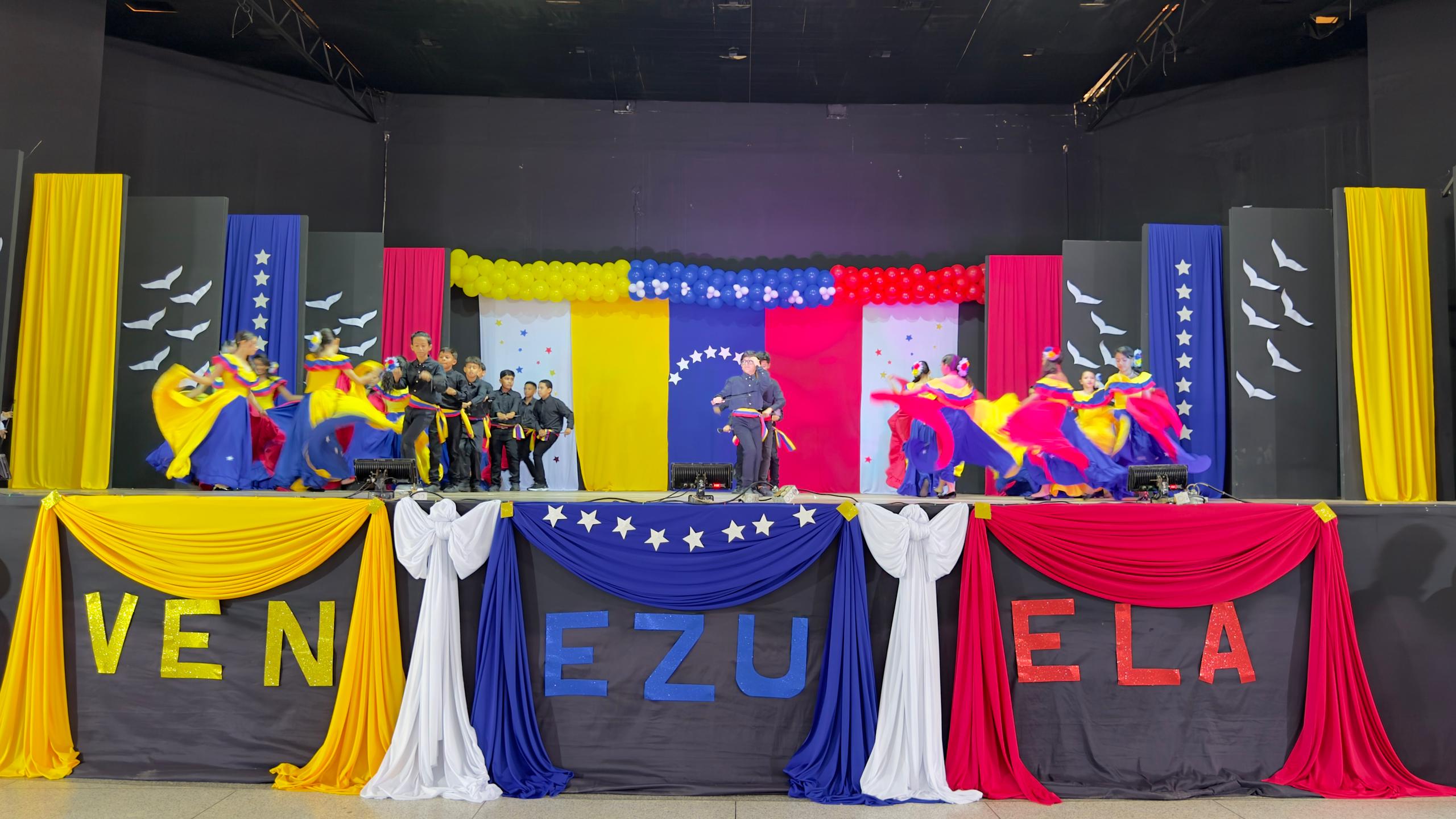 Estudiantes de San Diego realizaron cierre escolar pedagógico con show musical venezolano