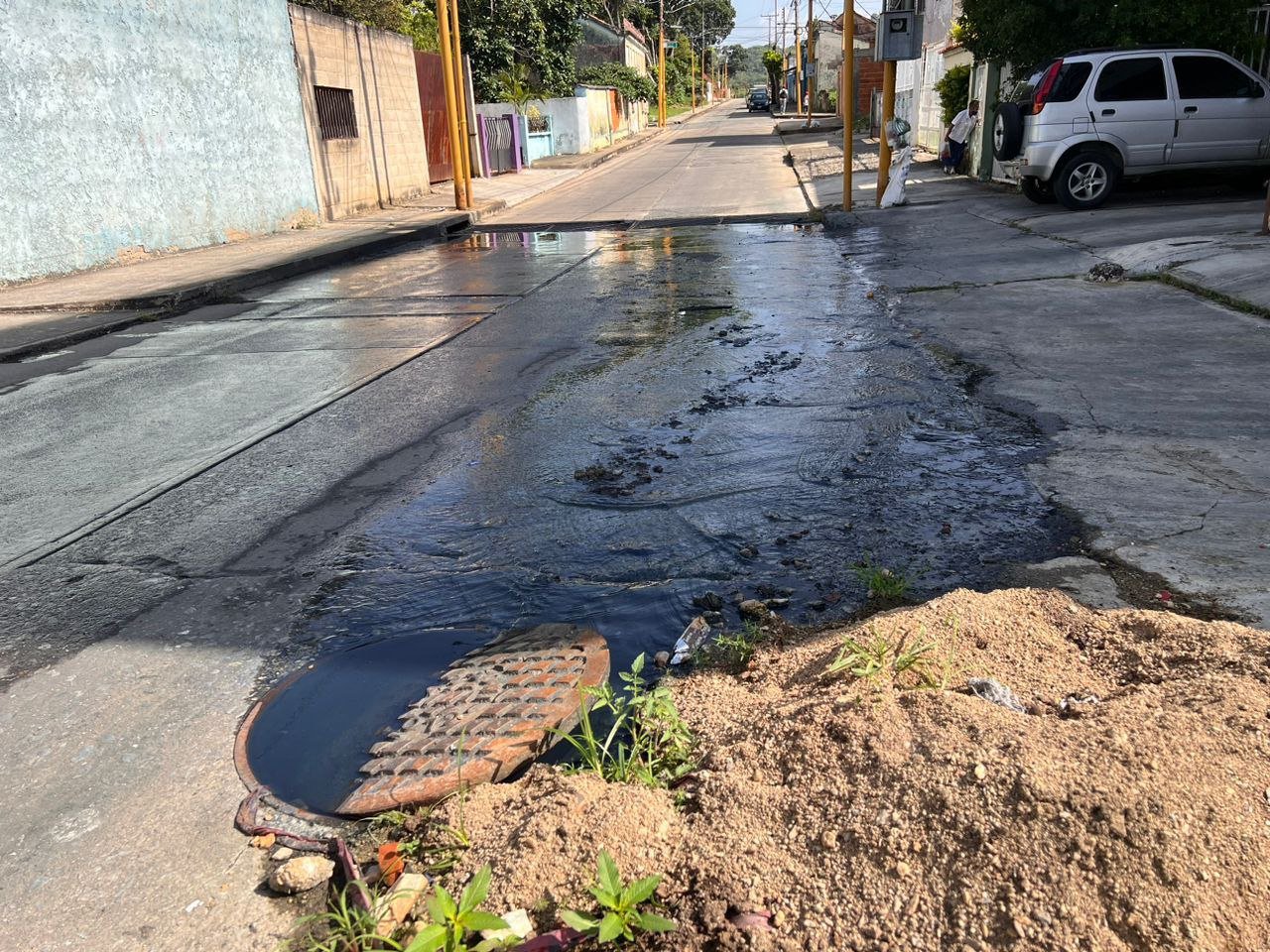 Desbordamiento de aguas servidas afecta a comunidad valenciana