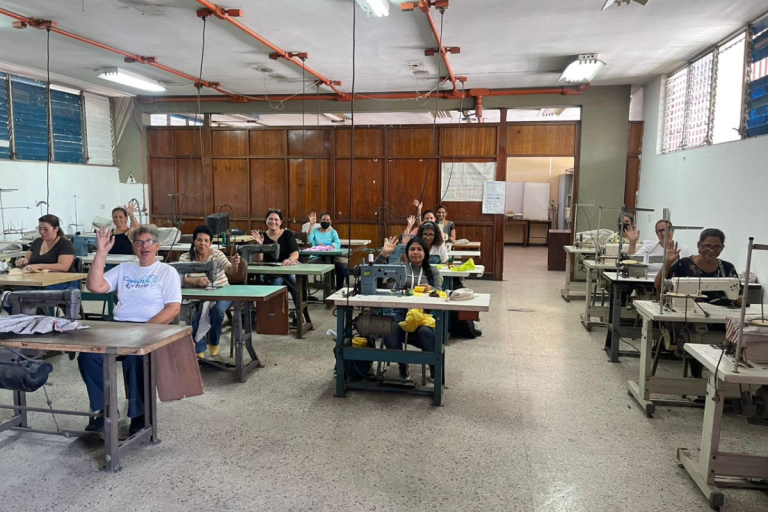 Primera Combatiente Nancy de Lacava invita a textileros a incorporarse al programa 