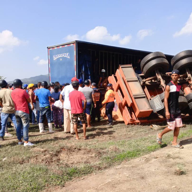 Volcó gandola de refrescos en km 11 sentido Guacara-Naguanagua