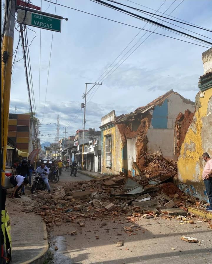 Colapsó casa colonial en Valencia