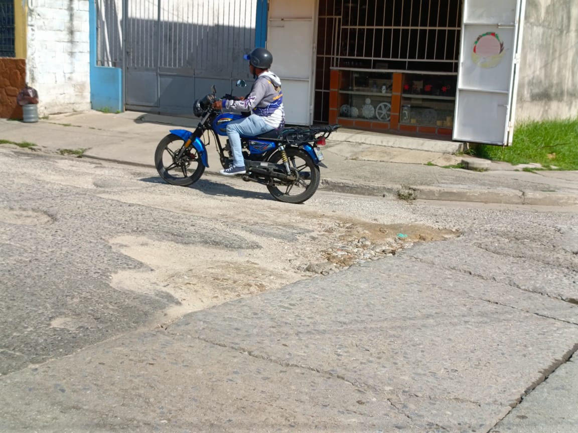 Reportan deterioro de la calle 84 Roscio de Los Taladros