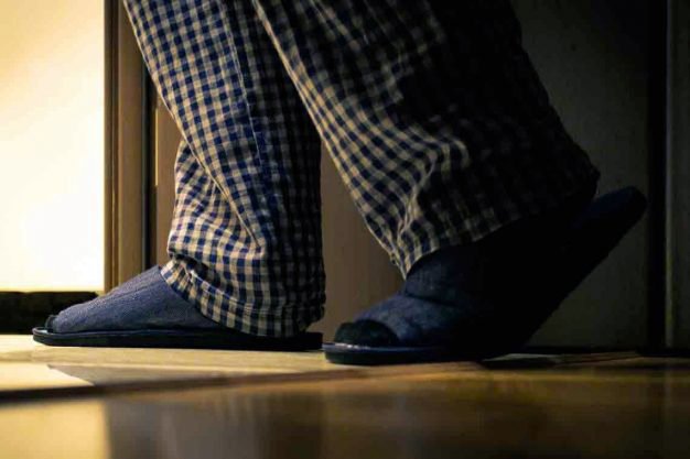 ¿Te despiertas a orinar en las noches? Conoce qué es la nicturia
