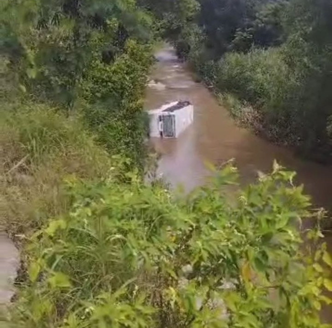 Dos lesionados dejó caída de transporte público al río en Puerto Cabello