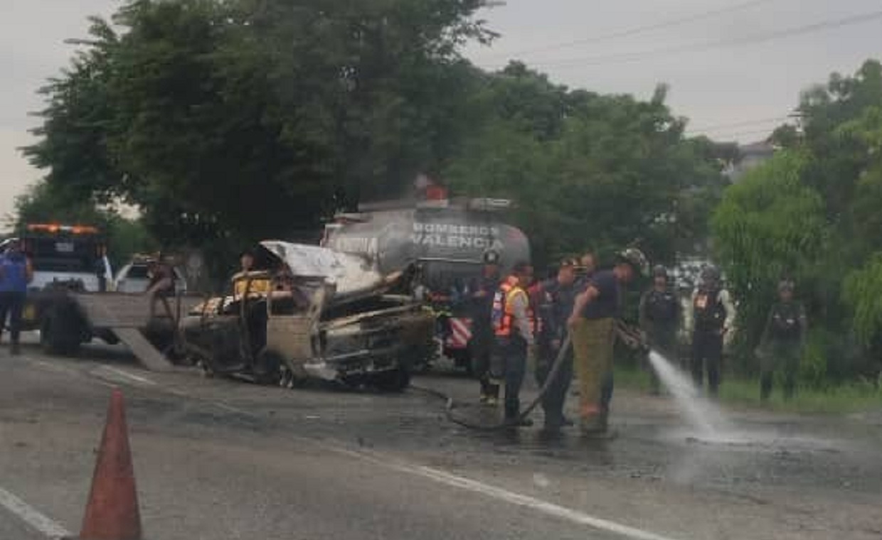 Vehículo volcó y se incendió en distribuidor Mañongo