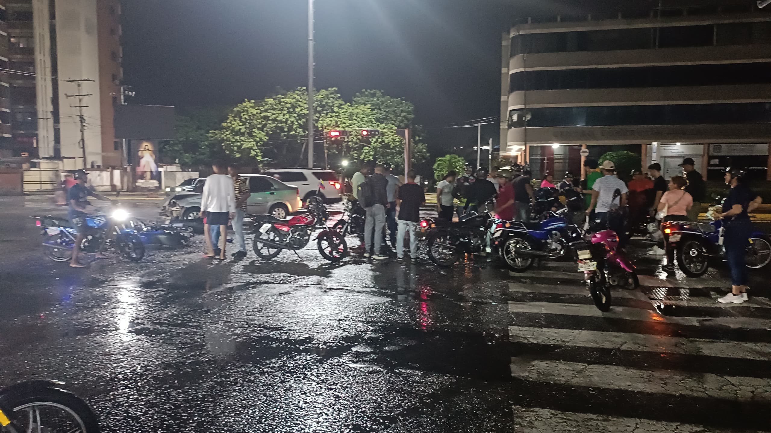 Colisión entre vehículo y moto dejó dos lesionados en Puerto Cabello