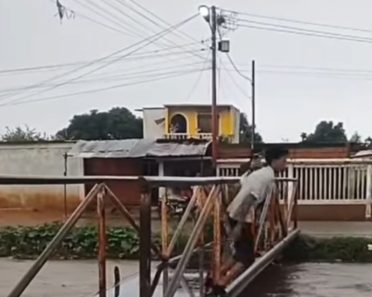 Dramático Zulia: Este es el momento en el que John Rodríguez se arroja a las aguas de la ‘Fénix’ antes de morir ahogado +vídeo