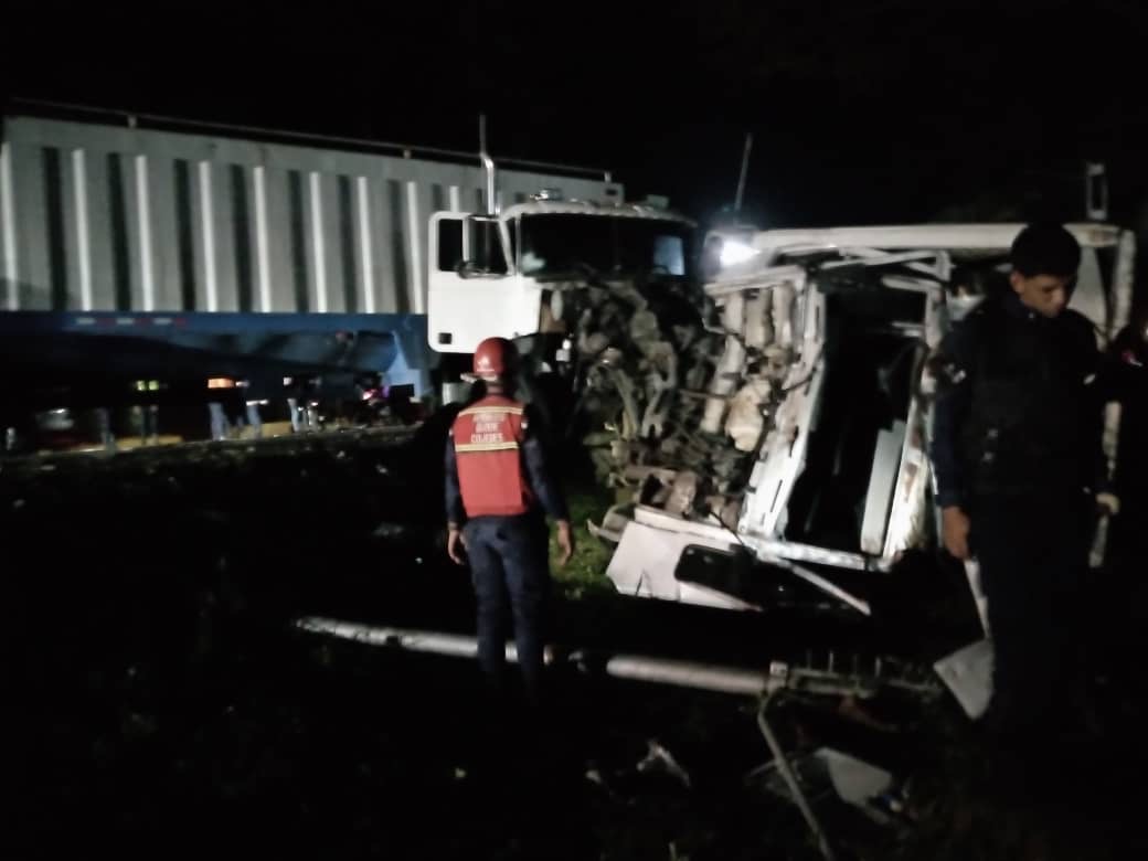 Un fallecido dejó choque entre un carro y una gandola en Tinaquillo