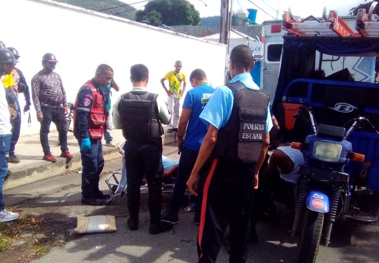 Dos lesionados dejó colisión entre moto y carro en Puerto Cabello