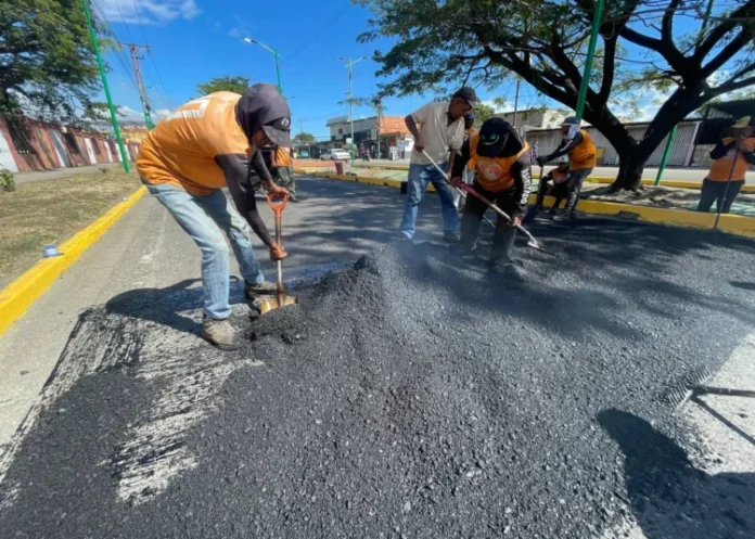 Alcaldía de Los Guayos rehabilita vías públicas de la comunidad Vivienda Popular