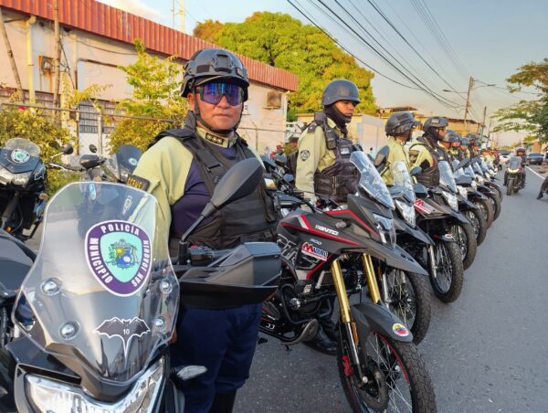 Gobernador Rafael Lacava entregó patrullas y motos a la Policía Municipal de San Joaquín