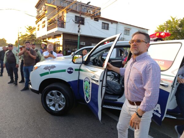 Gobernador Rafael Lacava entregó patrullas y motos a la Policía Municipal de San Joaquín