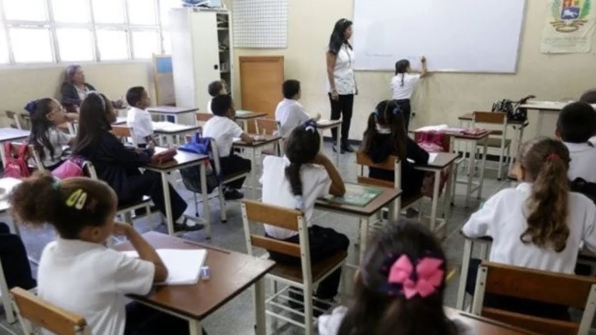 Padres de colegio denuncian aumento del costo de matrícula