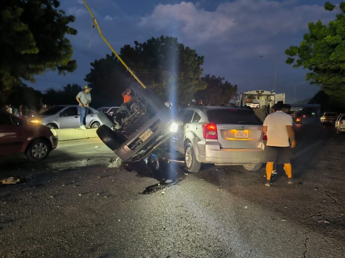 ÚLTIMA HORA: Dos muertos y cinco heridos dejó trágico accidente en Puerto Cabello Se elevan a cuatro los fallecidos en accidente de Puerto Cabello | Imprudencia peatonal la posible causa