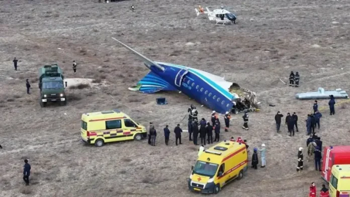 Al menos 38 fallecidos y 29 sobrevivientes tras estrellarse un avión en Kazajistán