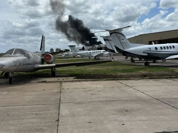 Dos muertos tras accidente de avión privado que se salió de la pista de aterrizaje y chocó contra una casa en Buenos Aires