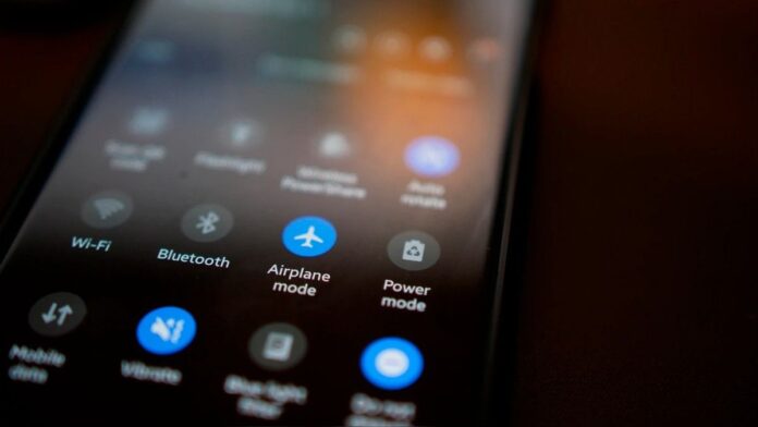 ¿Por qué hay que colocar el celular en modo avión durante un vuelo? | Conoce los detalles