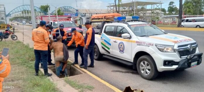 Duró dos días atrapado en una alcantarilla | Bomberos de Maturín rescataron a un hombre que cayó a 3m de profundidad