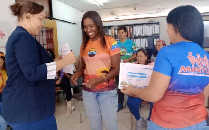 Inces e Inatur entregan certificados