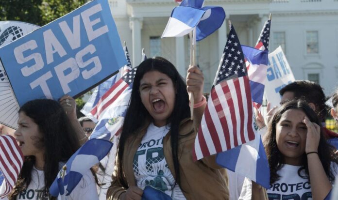 Activistas preparan una demanda