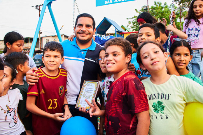 Diego Corrales inauguró plaza