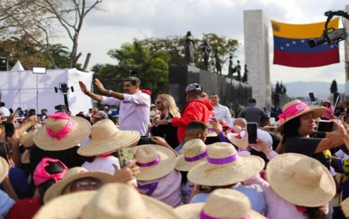 Presidente Maduro recibe marcha de mujeres