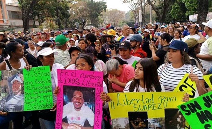 Venezolanos marchan y recolectan firmas
