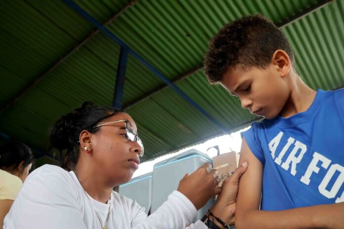Mil 100 estudiantes se benefician