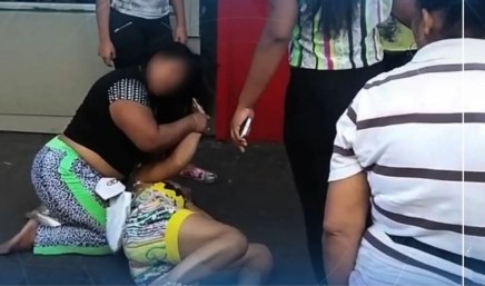 Una joven estaba en una tienda