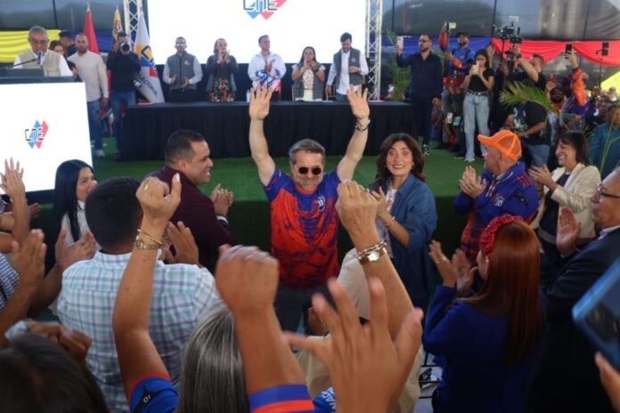 Lacava tras recibir su credencial