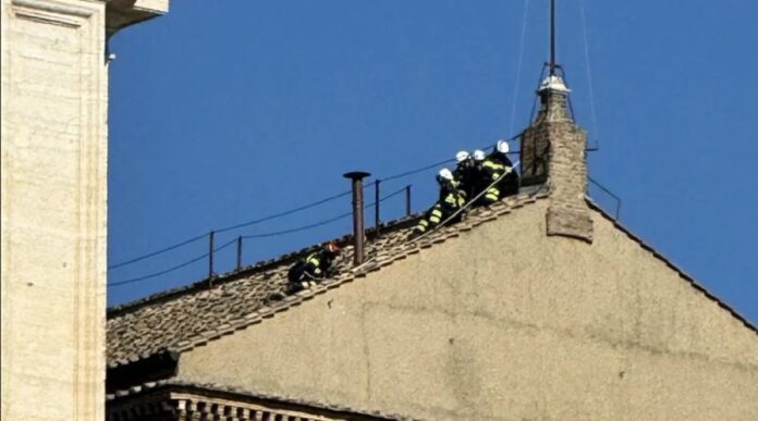 Vaticano instala chimenea