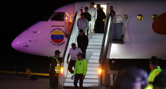 Llega avión con 206 venezolanos