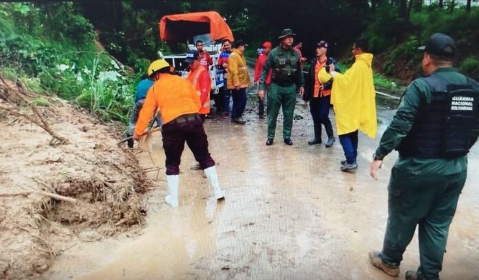 Unas mil 200 familias son afectadas por las lluvias