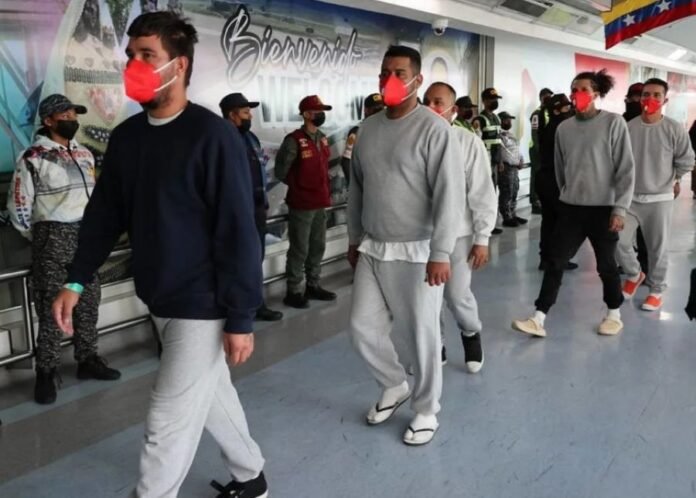 Retornan 192 venezolanos deportados