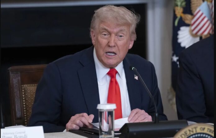 Trump dice que se revisarán los contratos