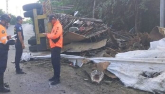 Vuelco de gandola cargada de chatarra