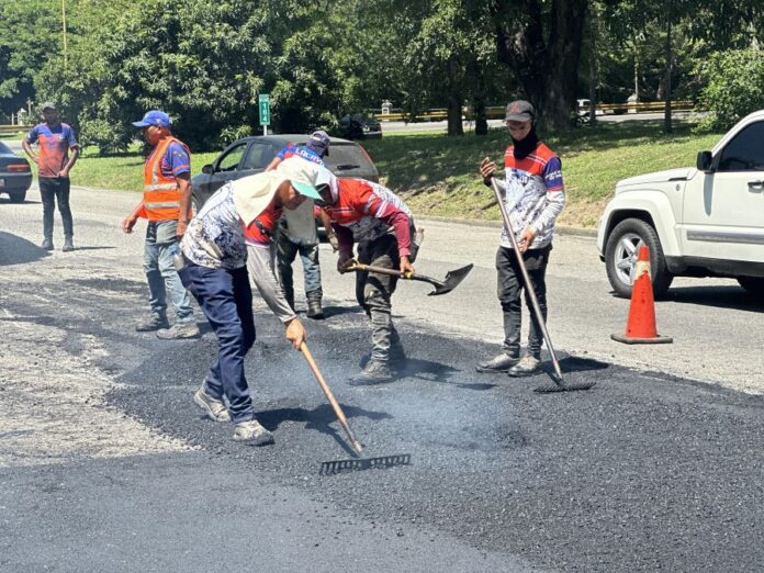 Avanzan labores de rehabilitación vial