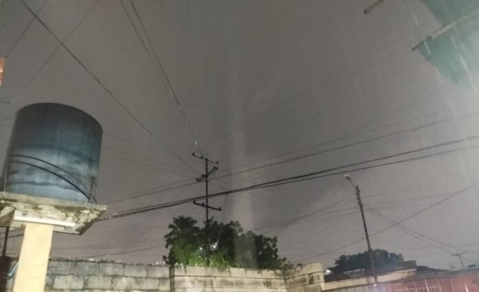 Usuarios reportan lluvia de moderada a fuerte