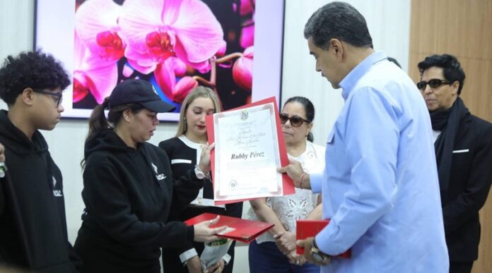 Presidente Maduro confiere nacionalidad