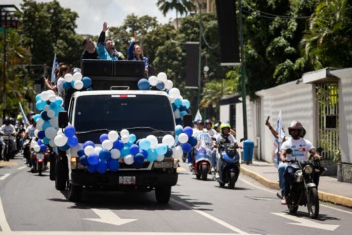 Con marchas y caravanas vecinales