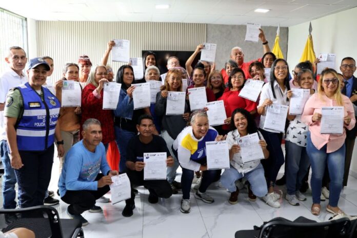 Entregan credenciales a defensores comunales