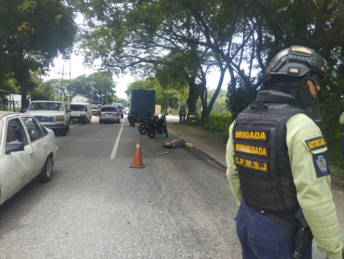 Colisión de una moto con una gandola