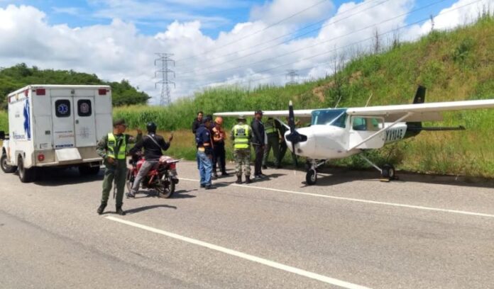 Una avioneta realiza aterrizaje forzoso